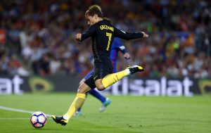 Antoine Griezmann pegándole al balón con el Atlético de Madrid