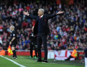 Arsene Wenger dirigiendo al Arsenal desde la zona técnica