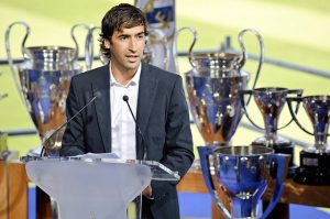 Raúl González en un discurso en el Bernabéu