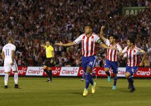 Oscar Romero celebrando el gol con Paraguay