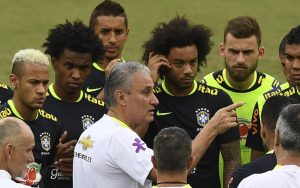 Tite en un entrenamiento con Brasil