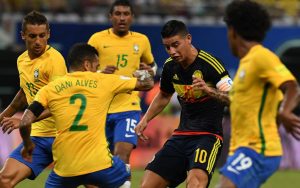 James y Dani Alves en un partido por eliminatorias