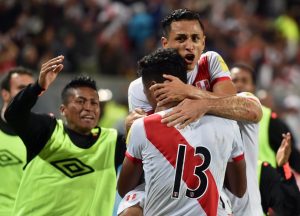 Jugadores de Perú festejando un gol ante Ecuador