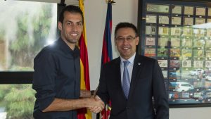 Busquets y Bartomeu en el acto de renovación