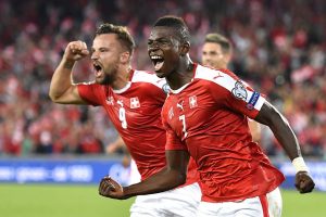 Embolo celebra gol de Suiza contra Portugal