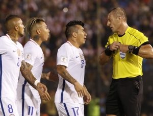 Gary Medel siendo expulsado por Pitana contra Paraguay