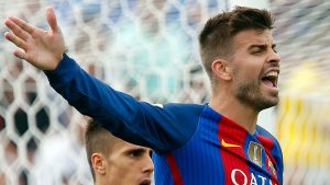 Piqué gritando con la camiseta del Barcelona en primer plano