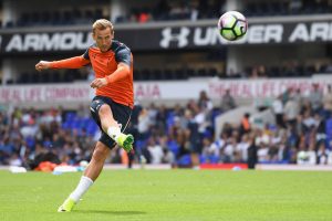 Harry Kane pateando un balón al arco