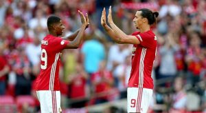 Ibrahimovic y Rashford celebrando con el Manchester United
