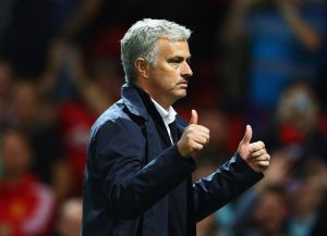 Jose Mourinho dirigiendo al Manchester United