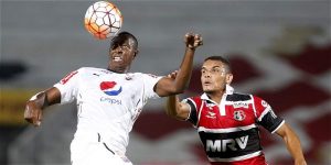 Juan Fernando Caicedo del DIM disputando un balón.