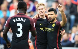 Kevin De Bruyne celebrando con Sergio Agüero