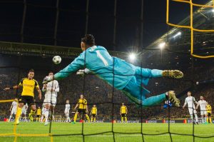 Keylor Navas volando en el partido ante el Borussia Dortmund