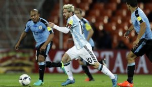 Messi con argentina dominando el balón