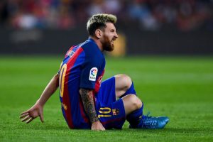 Messi tirado en el piso con gestos de dolor
