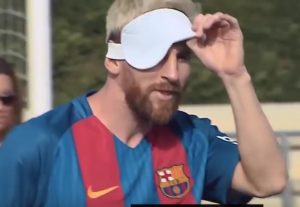 Messi juega con los ojos tapados