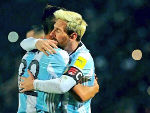 Messi abrazando a Dybala con Argentina