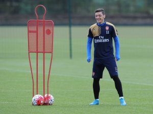 Mesut Özil entrenando con el Arsenal