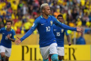 Neymar celebrando un gol con la selección brasilera