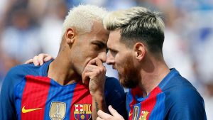 Neymar y Messi hablando