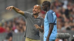 Pep dándole indicaciones de Yaya Touré en el Manchester City