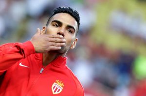 Falcao en primer plano enviando un beso