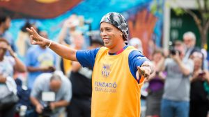 Ronaldinho sonriendo en un evento con Barcelona