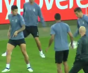 Cristiano y james rodriguez en un rondo del real madrid