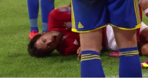 Hummels en el suelo leugo de recibir un fuerte golpe en su cabeza.