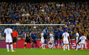 Instantánea del libre directo de Mahrez del leicester frente al Brujas en Champions League