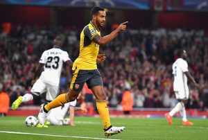 Theo Walcott celebrando un gol con el Arsenal en Champions League