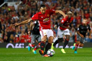 Zlatan pateando el balón con el Manchester United