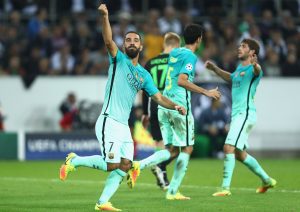 Arda Turan celebra un gol con el barcelona en champions