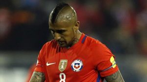 Arturo vidal con el mensaje bicampeón escrito en su cabeza como nuevo look en partido por eliminatorias con la selección chilena