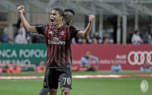Golazo de bacca que celebra un gol con el milan frente al lazio por la serie A