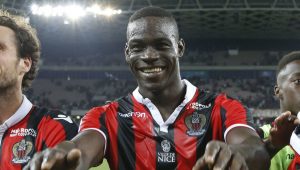 Balotelli celebra tras marcar un doblete en su debut con el Niza