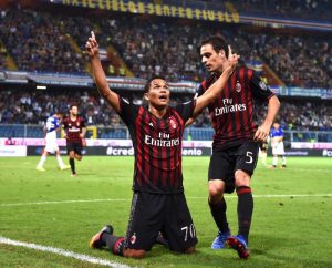 Carlos Bacca celebra un gol con el ac milan en la serie a 2016-17