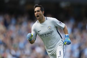 Claudio bravo celebra un gol con el manchester city
