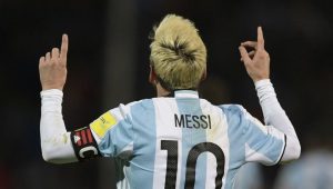 messi celebra un gol con argentina en su regreso con la selección rubio
