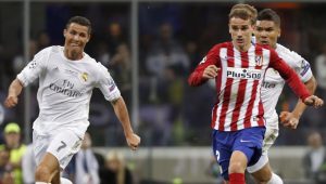 Griezmann, uno de los mejores delanteros del mundo ya en este momento, en carrera con Cristiano Ronaldo en la final de la champions legue entre el real madrid y el atlético de madrid