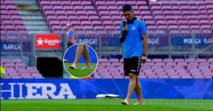 Daniel Torres descalzo pisando el cesped con la camiseta del Alavés en su particular cábala y ritual espiritual