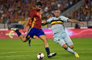 Diego Costa pateando el balón en amistoso de españa ante bélgica