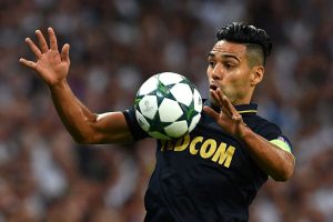 Falcao en la champions controla un balon con el pecho con el monaco
