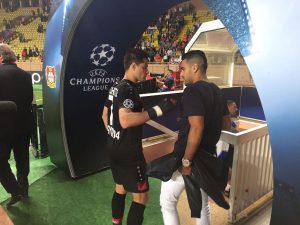 falcao y chicharito tras un partido de Uefa champions League entre el monaco y el bayer leverkusen