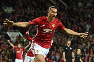 Zlatan celebra su primer gol en Europa League