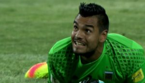 Sergio chiquito Romero en el piso tras un gol en contra con la selección de Argentina