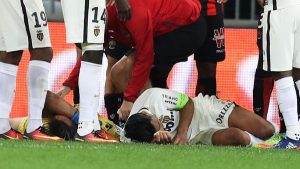Radamel Falcao fue hospitalizado tras un duro golpe en el clásico de Francia