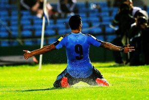 suarez celebra un gol en eliminatorias con Uruguay