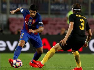 Luis Suárez se enfrenta a Filipe Luis en el Atlético de Madrid Vs Barcelona