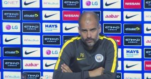 Pep guardiola en rueda de prensa con el Manchester City